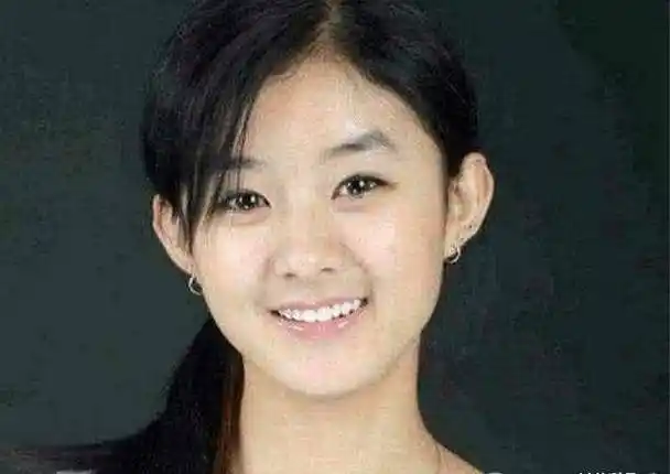 所以只能干一些最底层的工作,2006年,毕业后的赵丽颖因为面相显小