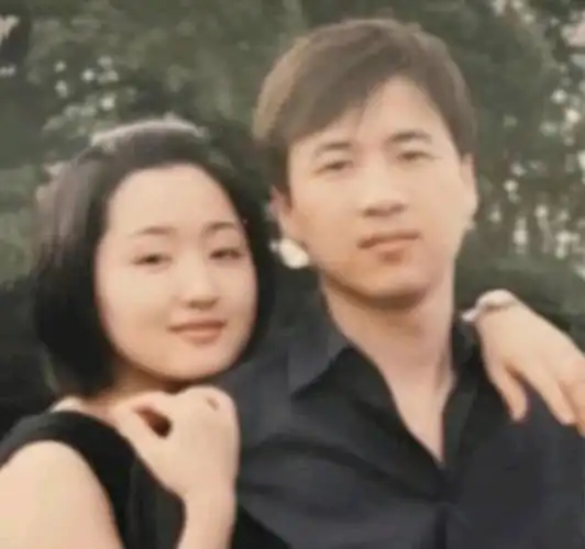 赖文峰与小23岁娇妻秀恩爱一身名牌好贵气气质神似前任杨钰莹