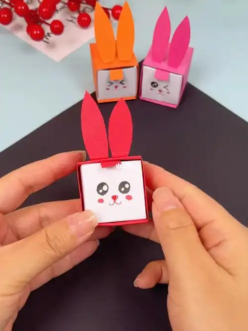 用两张正方形纸来做迷你的小兔子收纳盒吧幼儿手工
