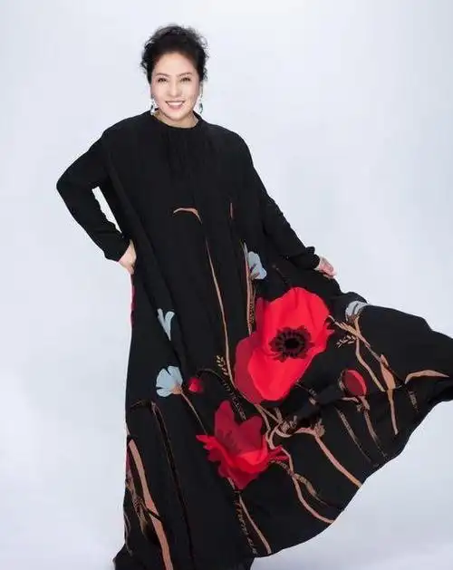 原创向太陈岚晒短发自拍换发型后气场反而更足61岁仍钟爱穿印花裙