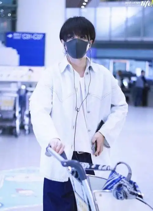 华晨宇亮黄色长袖搭配马甲亮相活动,一头干练的发型,尽显少年范