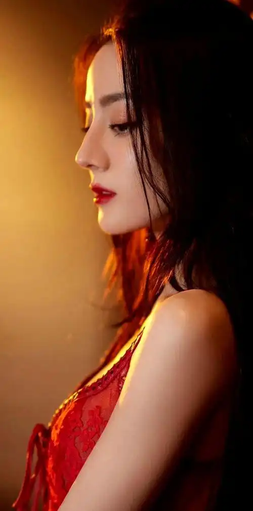 而在都市剧《微时代》中迪丽热巴古灵精怪,娇萌可爱的独特气质,则让吴