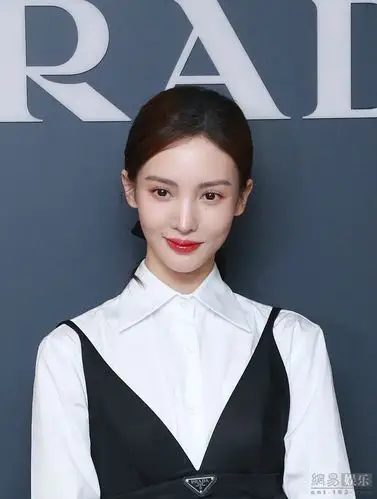 金晨参加活动穿黑白装高级感满满