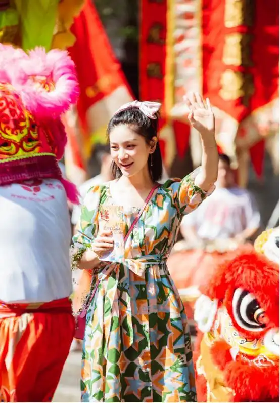 胡可一身红装美的耀眼,复古搭配显高级,早这么穿会更火