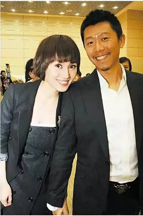 夏雨:结婚不邀请父亲,婚后与母亲明算账,妻子袁泉为他感到心疼_父母