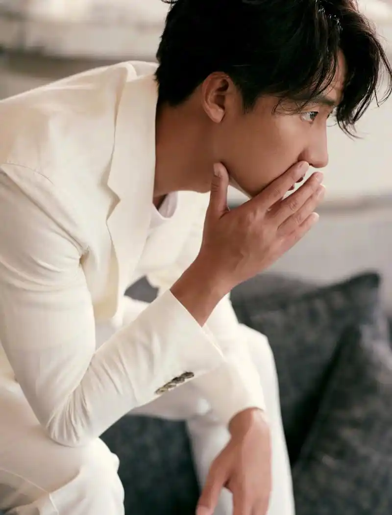 黄轩也太帅了趴,一身米白色西装,休闲帅气十足