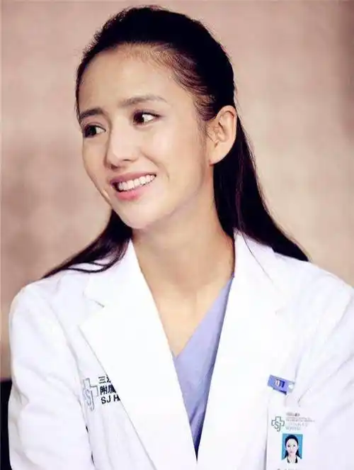 李沁演医生,杨幂演医生,佟丽娅演医生,看到她:赶紧给我治病_剧中_样子