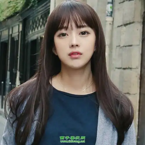 女生齐薄刘海直发发型图片 轻盈又好看