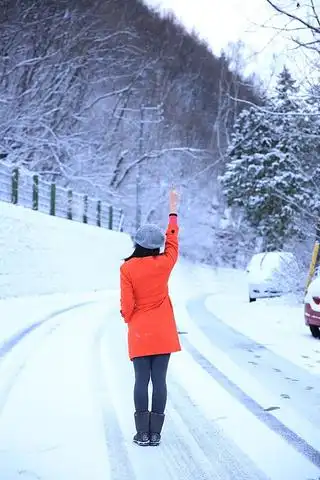 穿上大衣,一条单袜,光脚穿了雪地靴,完全不怕冷地冲到门外.