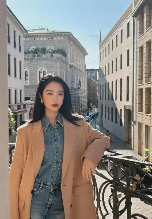 杨采钰又带火了大衣新穿法内搭牛仔衬衫西装外套时髦又洋气