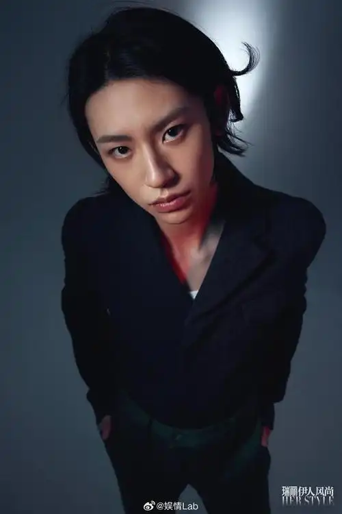 丨这真是太酷啦!@小鬼-王琳凯 最新瑞丽杂志概念好绝!