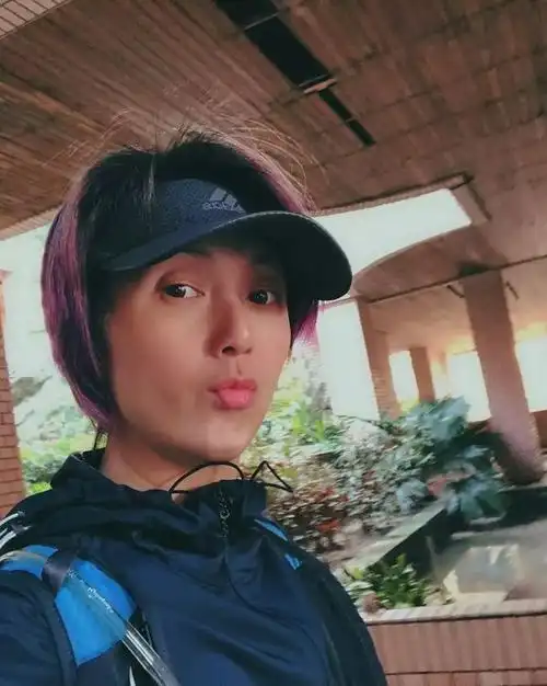 49岁杨千嬅真面目老态,网民野生捕获口罩杨千嬅老到阿婆带孙|素颜