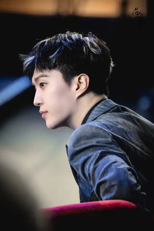 范丞丞金色挑染##范丞丞官宣澳门国际喜剧节