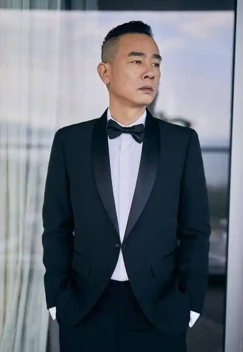 陈小春:从打工仔到亿万身家,长相平平为何能成最经典韦小宝?