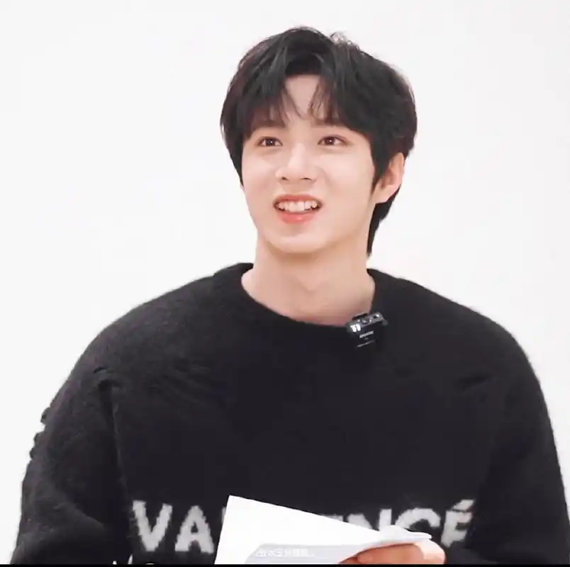 刘耀文猛撸铁后遗症,变身双开门!太平洋宽肩,头都变小了