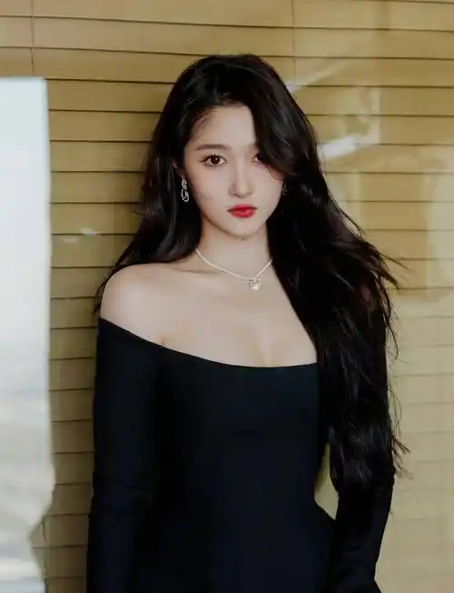 关晓彤终于穿对了!_网友_戴极简_线条