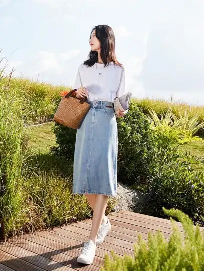 穿裙子最重要的就是要和鞋子搭配,那么牛仔长裙配什么鞋子好看呢?