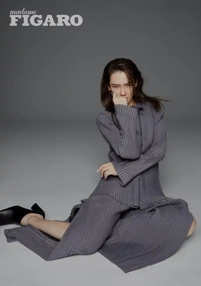 戚薇时尚杂志大片曝光复古爆炸头搭金属风耳环又美又飒