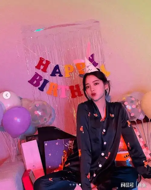 欧阳娜娜21岁生日晒写真,粉色吊带长裙好养眼,元气少女太美了