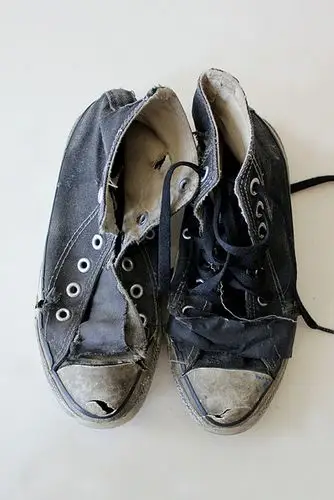 穿烂了的帆布鞋