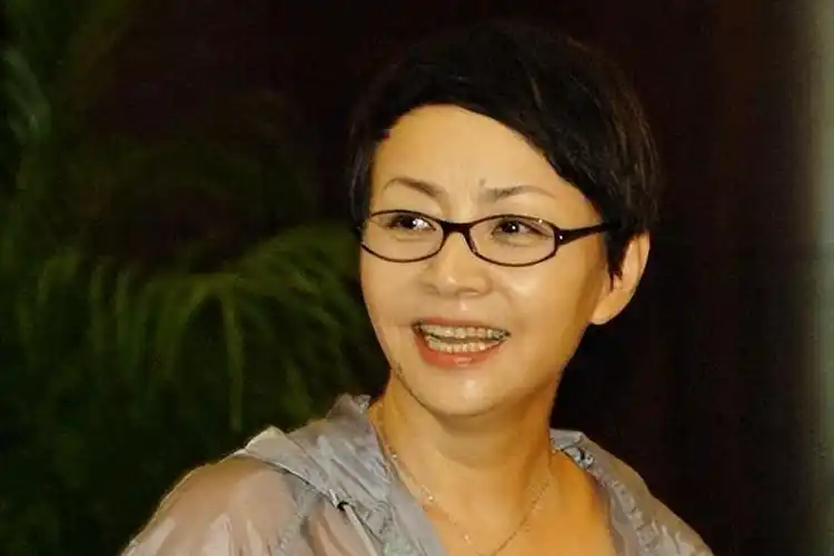 回顾62岁宋丹丹近照,头发稀疏唇色苍白,与当初的白云不一样了