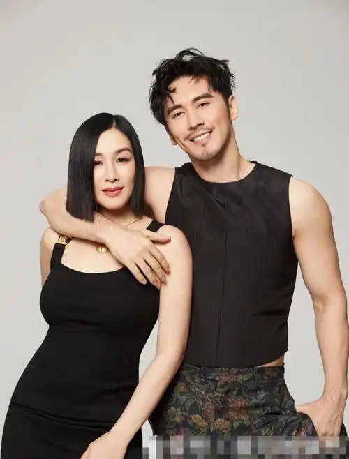 回顾张伦硕娶大12岁钟丽缇与3继女没隔阂一家五口很幸福