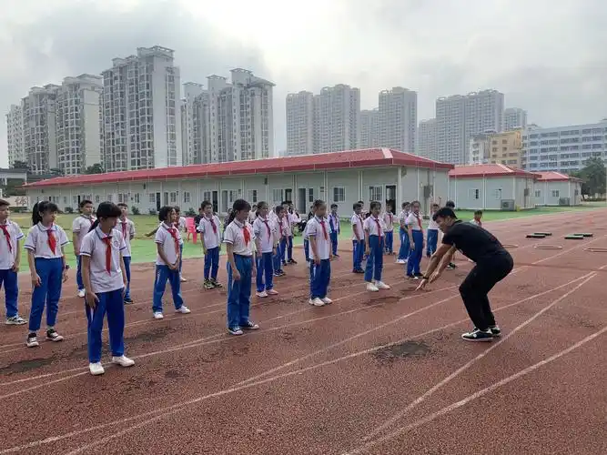 展体育课堂风采,共教研促进成长——海南白驹小学体育组教师公开课