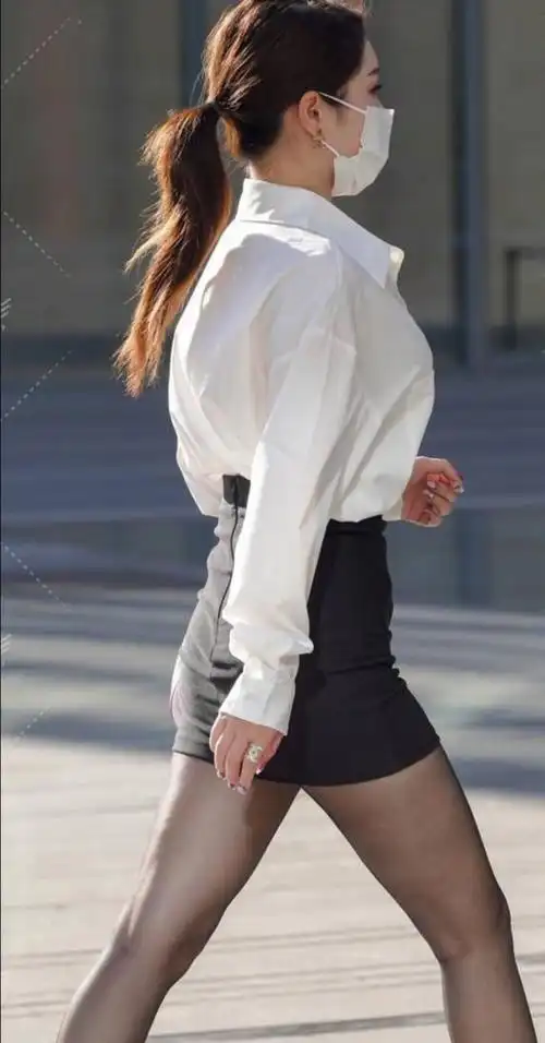 黑色一步短裙与白色长袖衬衫的搭配,加之尖头高跟皮鞋的点缀,无疑是一