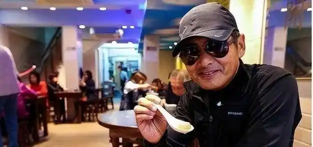 68岁周润发近照吓人胳膊皮包骨全是疙瘩晚年患上了糖尿病