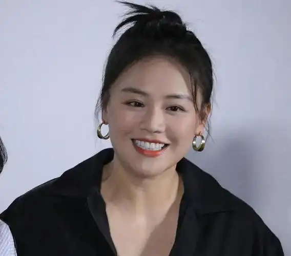 马思纯回国后首次公开亮相穿大码西装胖成年画娃娃终于变开朗