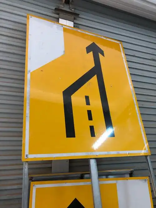 施工变道牌未按最新规范进行制作.