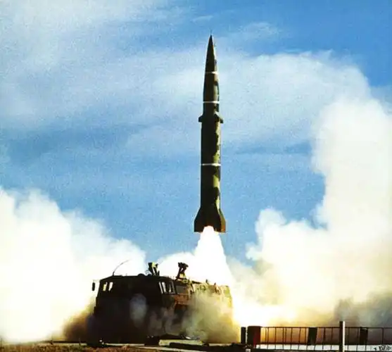 图文二炮部队东风11战术导弹发射升空