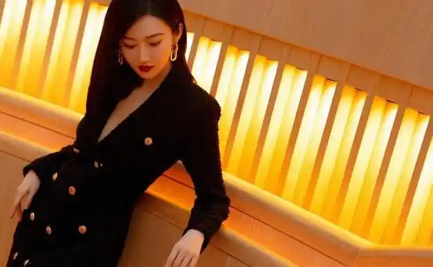 景甜才是性感水蜜桃露肩造型诠释清纯可爱与性感迷人