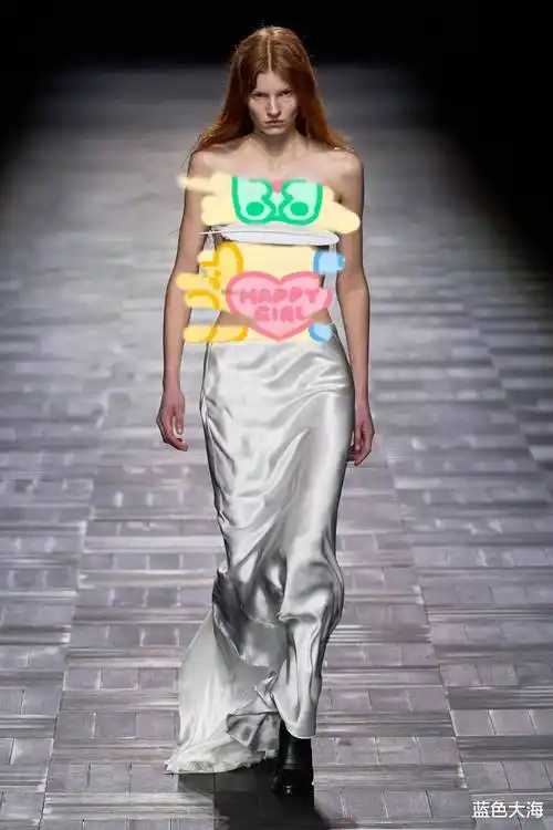 贺聪走秀,全程靠双手捂上身,布料好少,网友大呼欣赏不来这衣服_刘雯