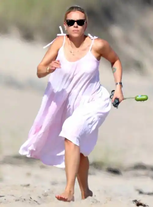 35岁"寡姐"斯嘉丽放飞自我,被嘲女装大佬,堪称女版小李子_斯嘉丽