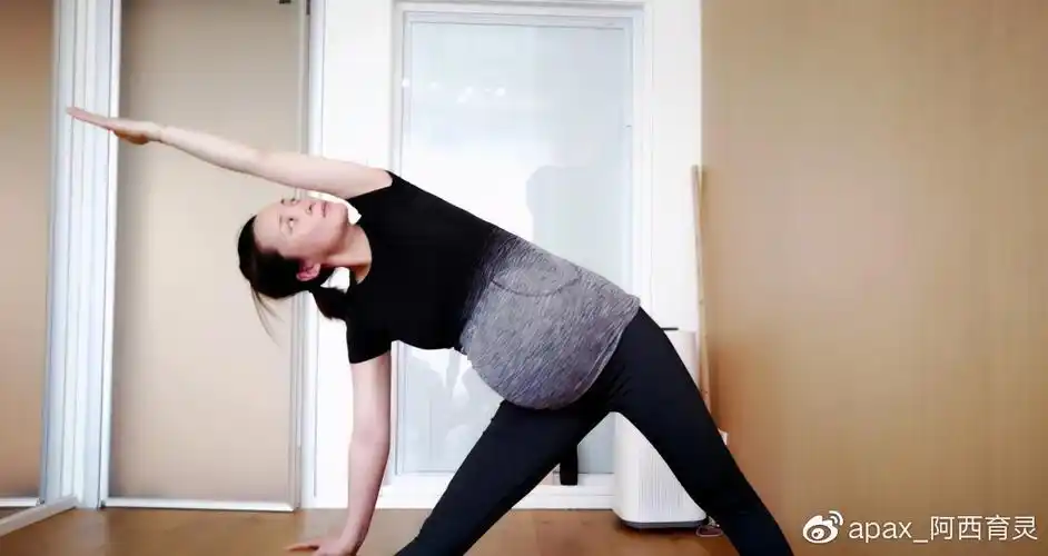 蒋勤勤就比较注重身材管理,即使处于孕期,也坚持做一些有益的瑜伽