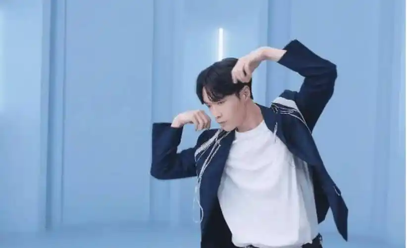 张艺兴最新代言视频曝光,穿西装跳狂派舞,隔着屏幕依然让人心动_策划