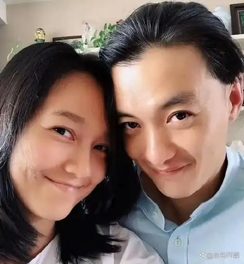 朱丹探班老公,和周一围拉手捏下巴秀恩爱,张颂文在现场被撒狗粮