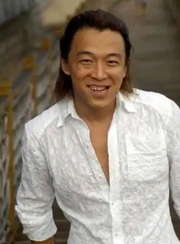 早年黄渤在酒吧里唱歌,台下有人不满意他,朝他大喊:下去滚下去