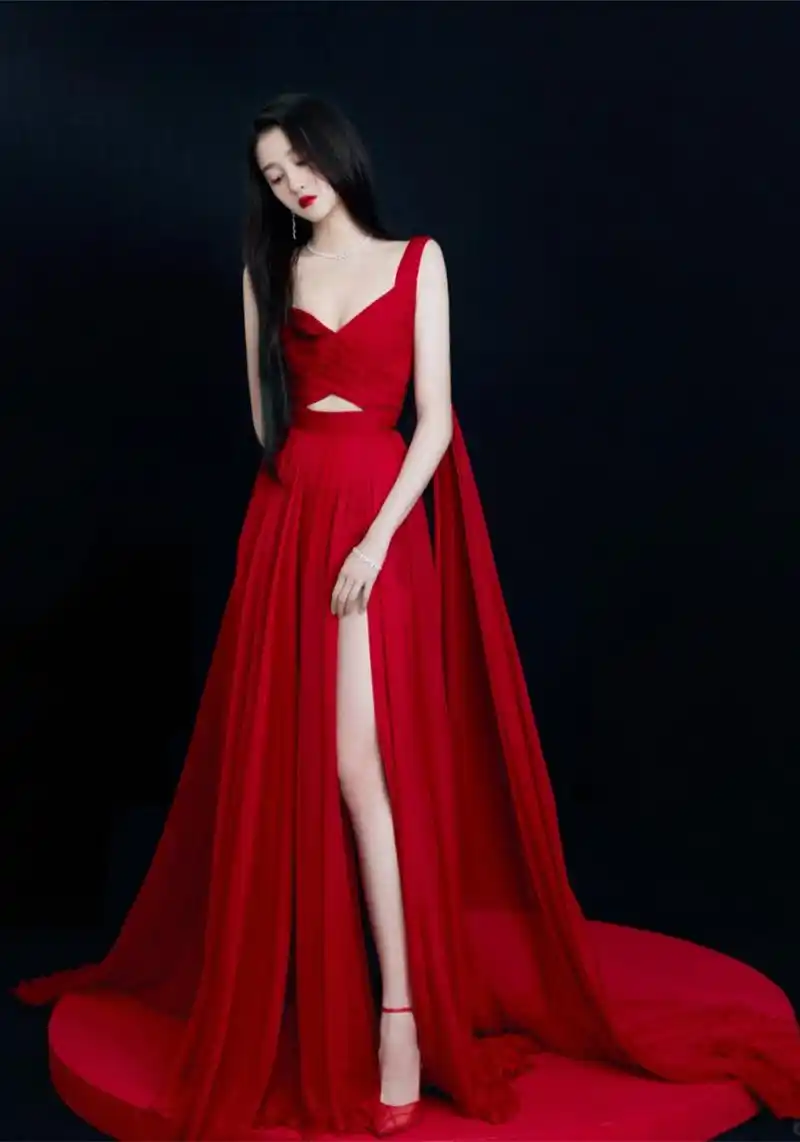 关晓彤×白玉兰绽放颁奖典礼  穿着valentino 2021 pre-fall的礼服,与