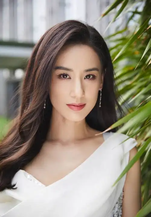 黄圣依草坪拍写真另有风情 大波浪配长裙性感优雅