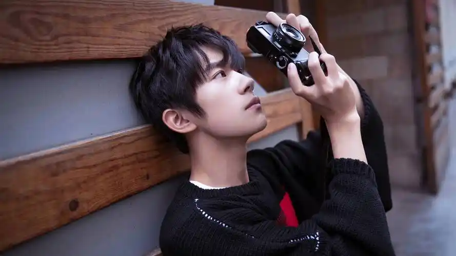 并且渐渐走向国际市场,给她搭戏的女主角咖位也越来越高,之前的周冬雨