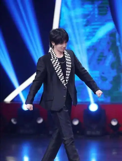 有些衣服只有华晨宇才能配得上没人聊下花花的衣品吗