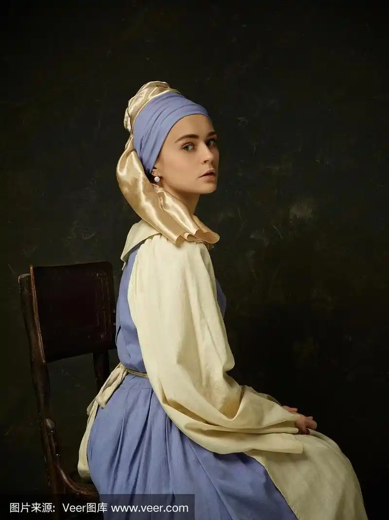 穿着历史服装的中世纪妇女穿着紧身连衣裙和帽子.