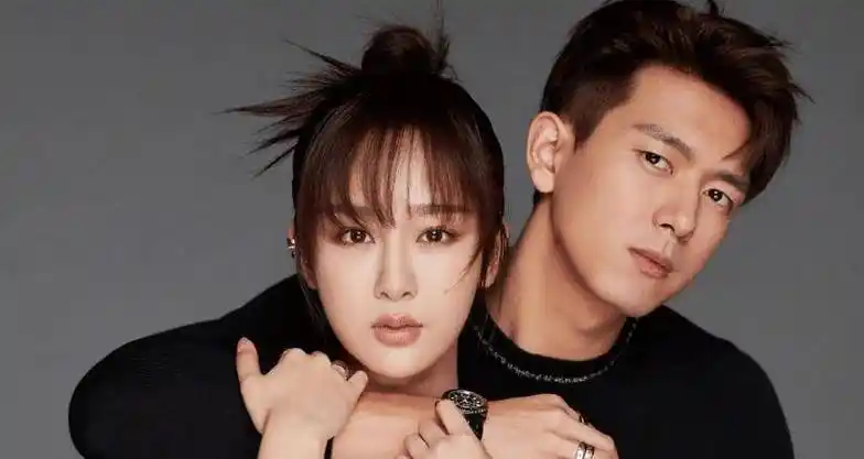 李现杨紫穿红黑情侣装合照,活动现场说说笑笑形影不离_合作_明星_关系