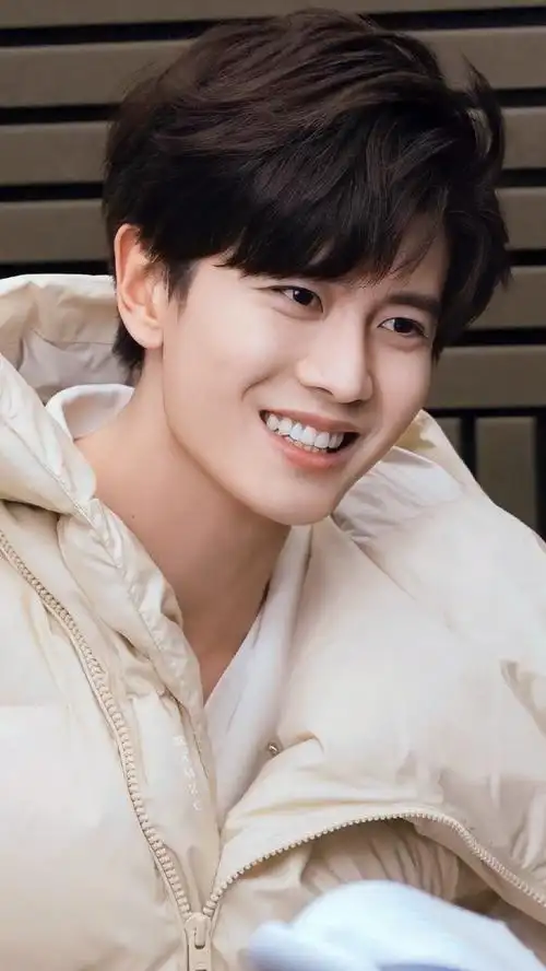 任嘉伦超话调修 / 卡大头版壁纸 9p抖一抖库存一任千面晚安好梦