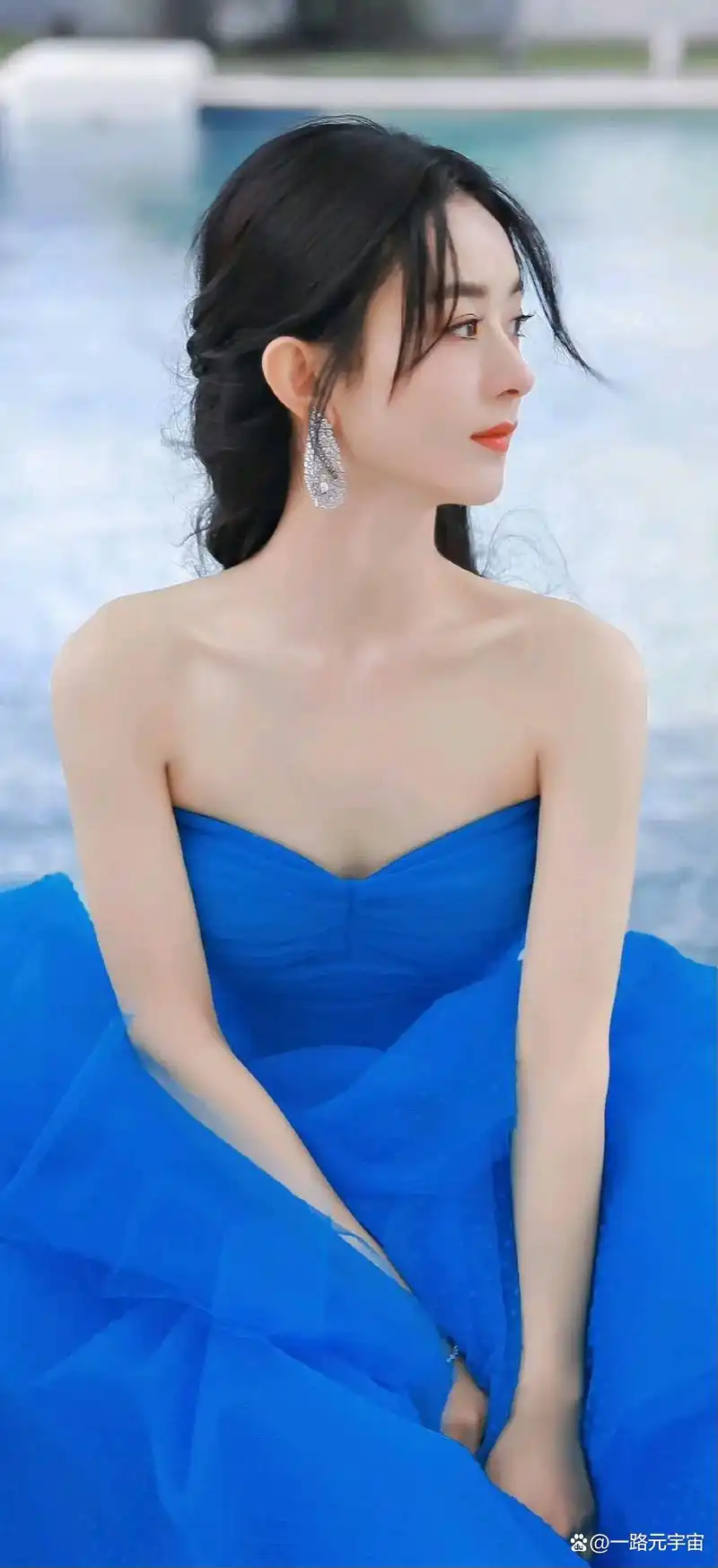 赵丽颖蓝色礼服美出新高度