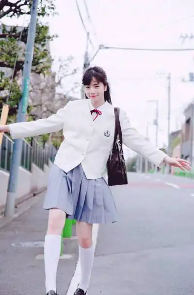 小松菜奈拿图点赞哦