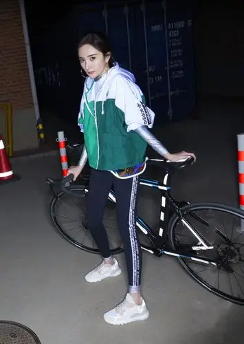 杨幂又营业了终于不再玩下衣失踪一身早秋运动装眼神超带感