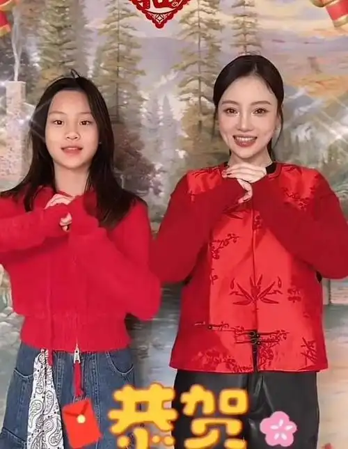 李小璐跟女儿甜馨给大家拜年甜馨身高都快有妈妈一样高了